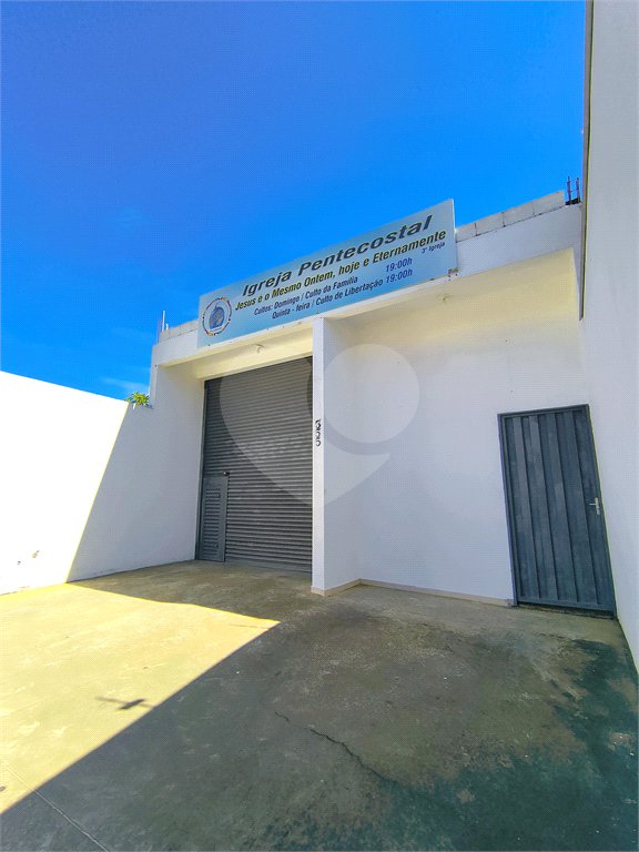 Imóvel disponível para venda com excelente localização e grande potencia, tambèm gerando uma renda passiva todos meses com contrato de aluguel ativo. Salão Comercial Perfeito para quem busca conforto, praticidade e um ótimo investimento