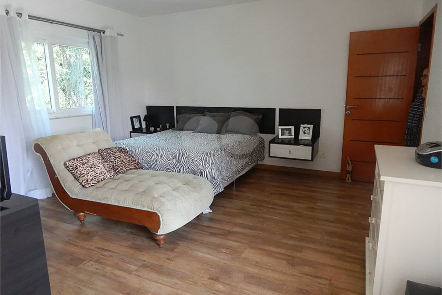 Casa em condomínio fechado no Jardim Floresta, 3 suítes, área gourmet, piscina, 4 vagas.
