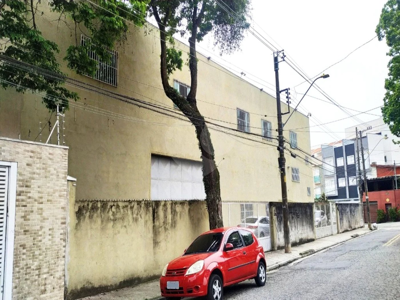 Galpão com 1155m² , 6 banheiros , sendo 2 vestiários , atualmente com 13 vagas , podendo chegar a 17 , à venda na Vila Principe de Gales em Santo André.