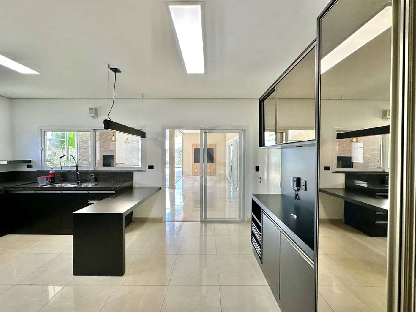 Casa em condomínio Impecável, 4 dorms / 2 suítes, varanda gourmet, piscina, 3 lareiras