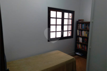 Sobrado espaçoso e bem localizado