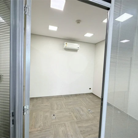 Sala para locação Domo Business 101 m - 2 vagas - Sala com divisórias, ar condicionado e banheiro.