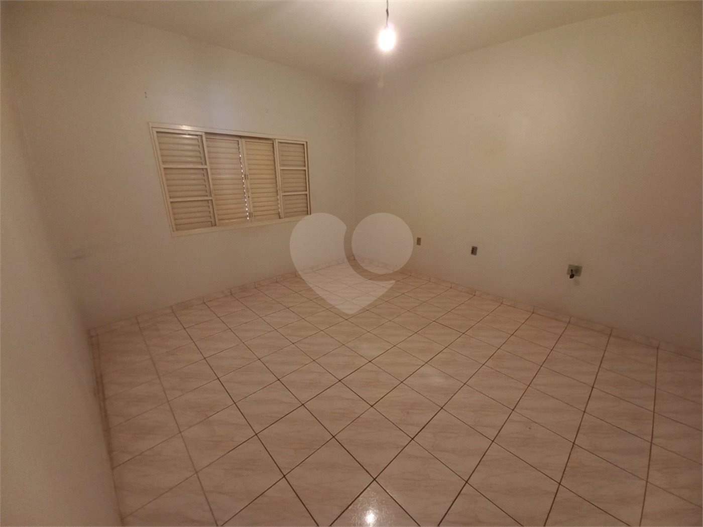 Casa Térrea com 3 dormitórios, sendo 1 suíte.