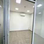 Sala para locação Domo Business 101 m - 2 vagas - Sala com divisórias, ar condicionado e banheiro.