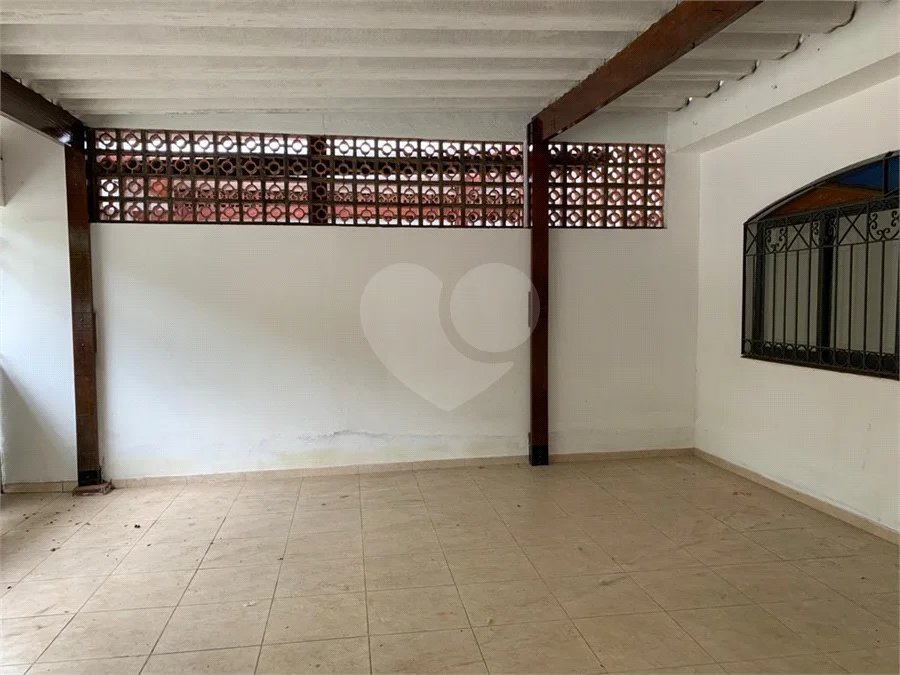 Casa espaçosa com 3 quartos, suíte, quintal e 2 vagas na Vila Santa Catarina