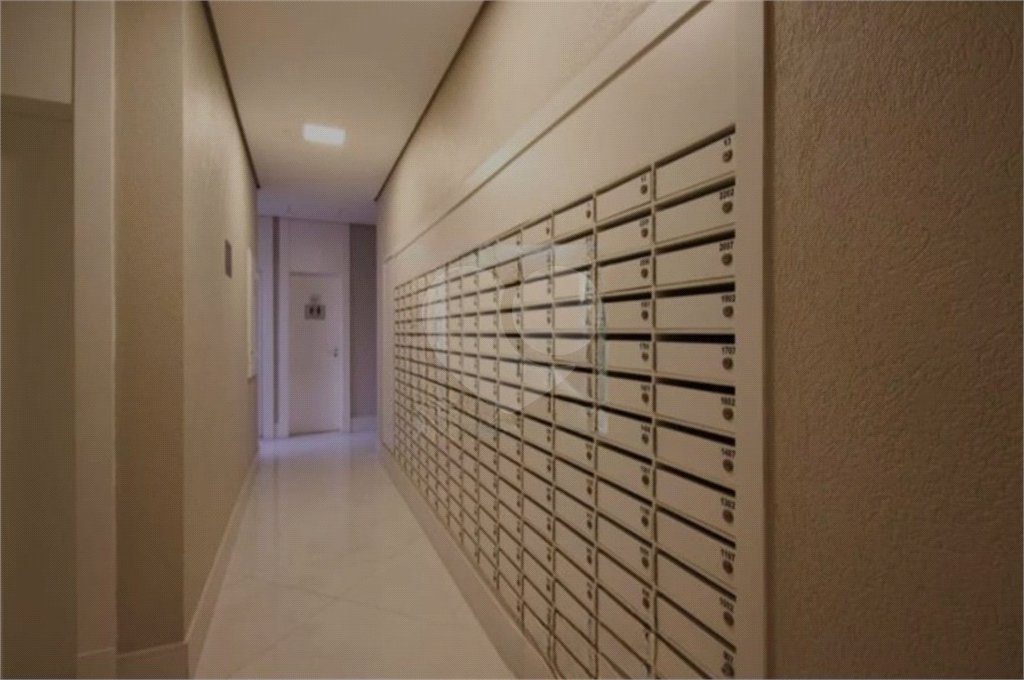 Apartamento com dois dormitórios sendo um climatizado, com duas vagas de garagem.