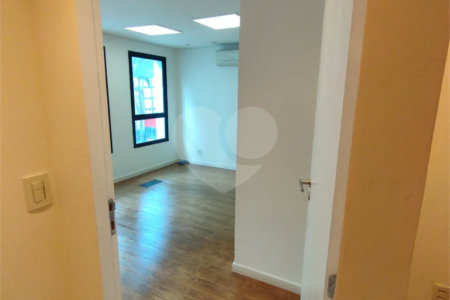 Sala comercial na Oscar Freire à venda Sala coml à venda na Oscar Freire OPORTUNIDADE Sala coml esquina. Rebouças