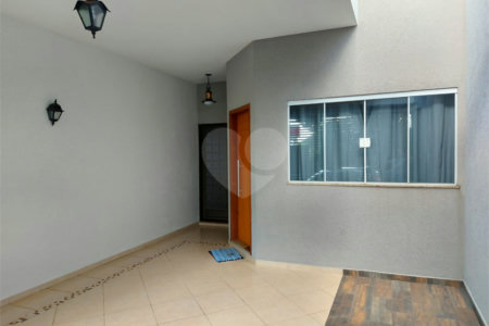 Casa Térrea com 2 dormitórios, sendo 1 suíte.