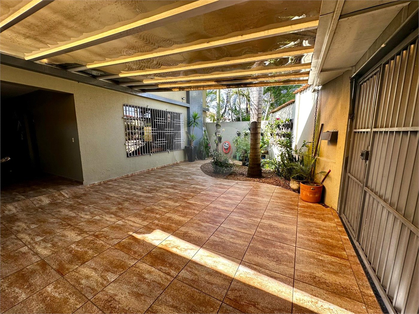 Casa com Piscina e Churrasqueira | 2 Suítes | Edícula | 3 Vagas | 275m²
