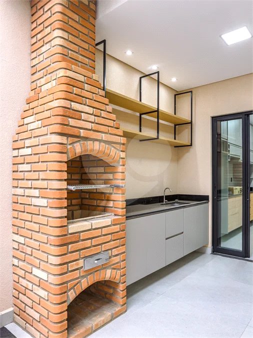 Indaiatuba - Jardim Bom sucesso - Área total: 150m² - Área construída: 115m² - 3 dormitórios sendo 1 suíte com armário planejado;Sala para dois ambientes; Banheiros com box gabinetes e espelhos; Área gourmet com churrasqueira a carvão e móveis planejados; Lavanderia coberta; Ar condicionado na sala