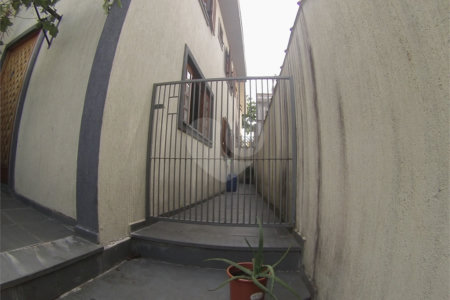 Sobrado com 4 quartos sendo 2 suítes.