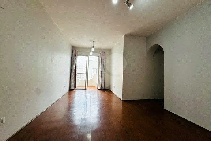 Vende-se Apartamento de 2 Quartos com Sacada na Vila Mascote