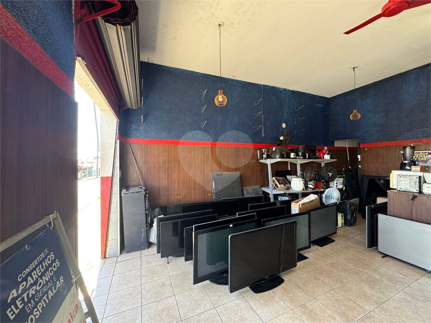 Casa com salão comercial, á venda, em São Carlos-SP.