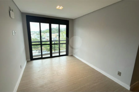 Sobrado de alto padrão no Swiss Park, totalmente reformado, com 4 suítes, piscina, elevador, espaço gourmet, 4 vagas e condomínio com lazer completo.