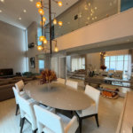 Casa de alto padrão em condomínio exclusivo com 4 suítes