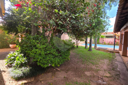 Casa Térrea 5 quartos bem localizada com piscina.