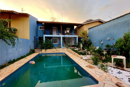 Casa à venda em Atibaia com 5 dormitórios (1 suíte), piscina e área gourmet, 2 vagas garagem, avalia permuta e financiamento