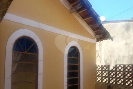 Casa Térrea com 3 dormitórios.