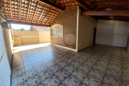 Casa térrea com 3 dormitórios, sendo 1 suíte.