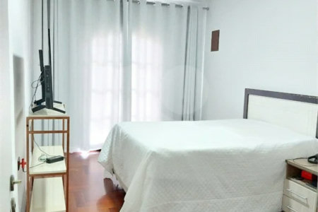 Casa com 324m², 4 dormitórios, sendo 1 suíte, 4 vagas, à venda no Jardim Las Vegas em Santo André.