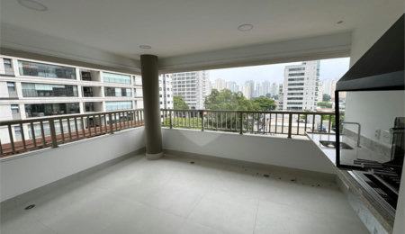 Apartamento à venda com 3 suítes em Moema, São Paulo, SP