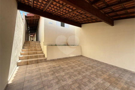 Casa térrea em Atibaia com 2 dormitórios, 2 vagas de garagem, quintal nos fundos, aceita financiamento