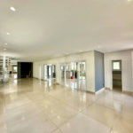 Casa em condomínio Impecável, 4 dorms / 2 suítes, varanda gourmet, piscina, 3 lareiras