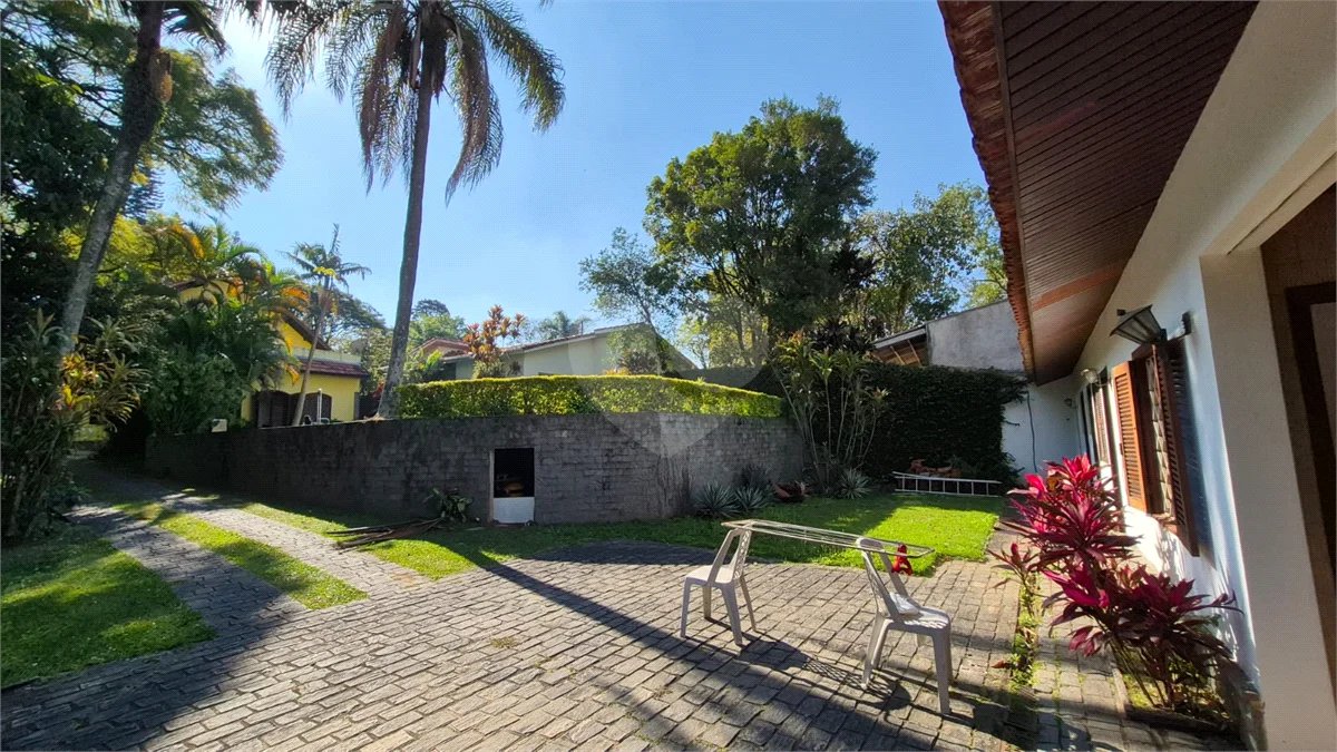 Casa com Piscina, Sauna e Edícula em Rua Arborizada no Tremembé