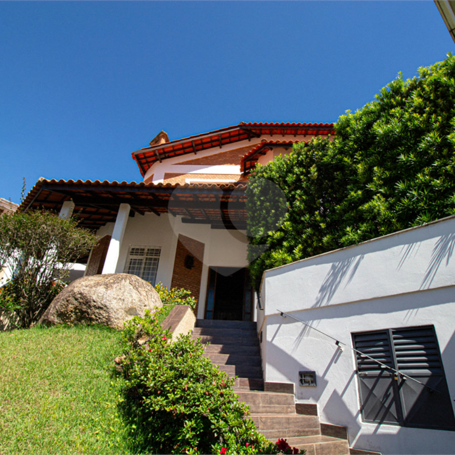 Casa Térrea à venda em São Roque / SP - 03 suítes - 238 m²