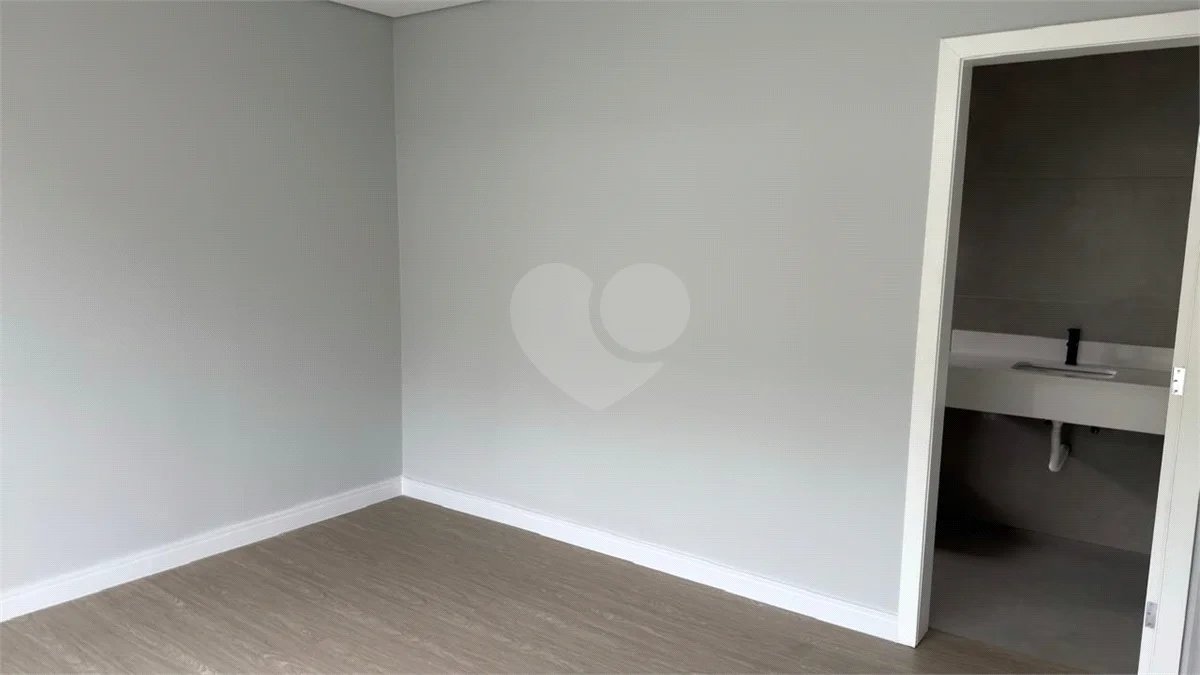 Sobrado de alto padrão no Swiss Park, totalmente reformado, com 4 suítes, piscina, elevador, espaço gourmet, 4 vagas e condomínio com lazer completo.