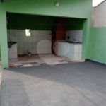 Casa térrea com 3 dormitórios.