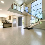 Indaiatuba - Condomínio Milano - Sobrado - 350 m² de terreno - 240 m² de área construída - 4 vagas de garagem, sendo 2 cobertas - Salas de estar e jantar integradas - 3 suítes com closet e varanda no pavimento superior - Escritório no térreo - Espaço gourmet com churrasqueira - Banheiro externo