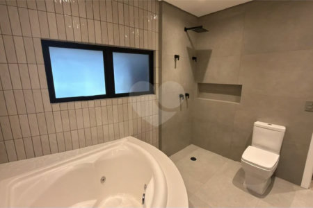 Sobrado de alto padrão no Swiss Park, totalmente reformado, com 4 suítes, piscina, elevador, espaço gourmet, 4 vagas e condomínio com lazer completo.