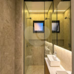 Indaiatuba - Condominio Sapezal - R$ 2.400.000,00 - Área Total 360,00 m² - Área Construída 213,32 m² - TÉRREA - 03 suítes sendo a master com closet; - Escritório; Lavabo; Cozinha com cooktop e planejados; Gourmet com churrasqueira; Ambientes preparados para ar condicionado; Piscina com cascata,