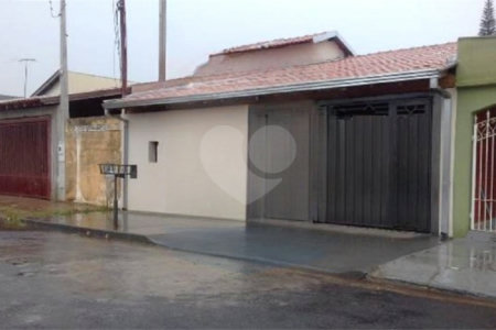 Casa térrea com 2 dormitórios.
