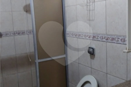 Casa Térrea com 3 dormitórios, sendo 1 suíte.
