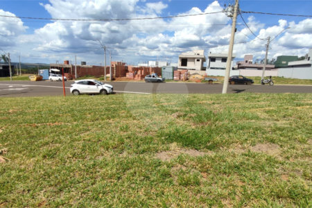 Lote à Venda em São Carlos, no Condomínio Villeneuve I