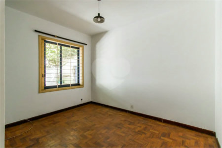 Casa à venda em Moema de 280m² com 4 dormitórios, sendo 1 suíte e 2 vagas de garagem.
