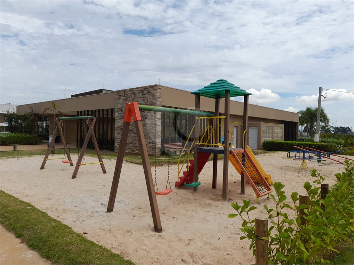 Belíssima Casa à Venda no Condomínio Damha IV