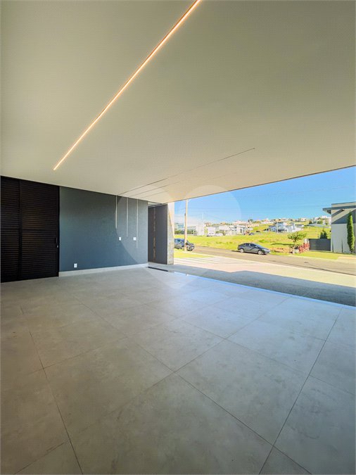 Indaiatuba - Quintas da Terracota - 1252 m² de terreno - casa térrea com 514 m² de área construída -3 vagas de garagem cobertas e 3 descobertas Lavabo - Sala de estar e jantar amplas e integradas - Escritório privativo - Cozinha toda equipada com geladeira, forno, micro-ondas, lava-louças,