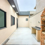 Indaiatuba - Jardim Bom sucesso - Área total: 150m² - Área construída: 115m² - 3 dormitórios sendo 1 suíte com armário planejado;Sala para dois ambientes; Banheiros com box gabinetes e espelhos; Área gourmet com churrasqueira a carvão e móveis planejados; Lavanderia coberta; Ar condicionado na sala