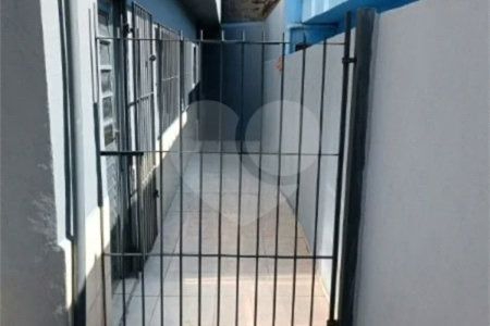 4 casas independentes em terreno de 245m² , à venda no Jardim Soares em Guainazes.