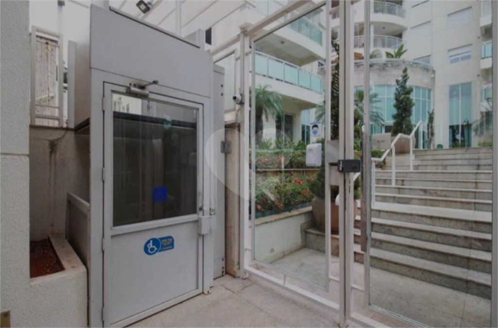 Apartamento com dois dormitórios sendo um climatizado, com duas vagas de garagem.