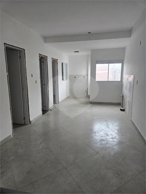 Apartamento com 48m², distribuídos em 2 dormitórios, sala, cozinha e 1 banheiro.