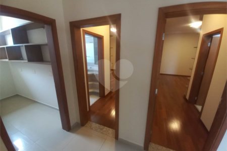 Excelente sobrado a venda no Condomínio Parque Sabará.
