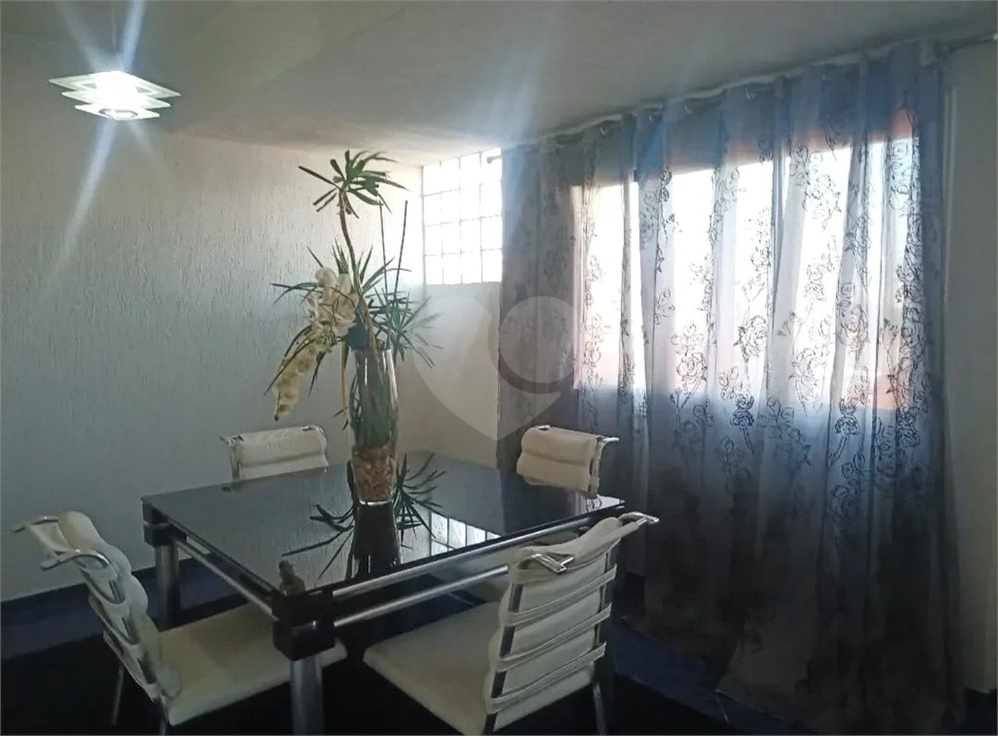 Sobrado de 242 m² com 3 Suítes e 4 Vagas de Garagem no Ipiranga