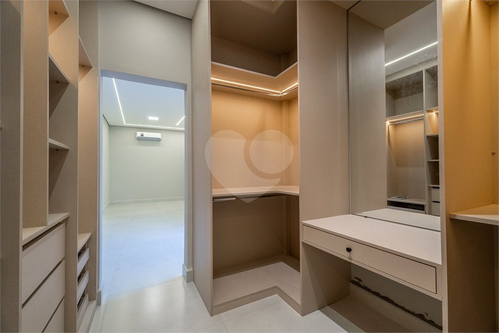 Indaiatuba - SP - Condominio Dona Lucilla - Valor R$2.295.000,00 - 3 suítes + escritório + lavabo - Terreno: 300m2 - Construção: 188m2 - Diferenciais - Móveis planejados no escritório, sala de TV, lavabo, cozinha, área gourmet, lavanderia, banheiros e closet - Ar condicionado em todos os ambie