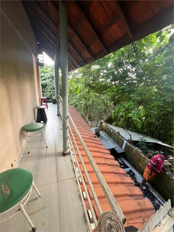 Casa ampla no bairro Terra Rica com 3 pavimentos e excelente estrutura.
