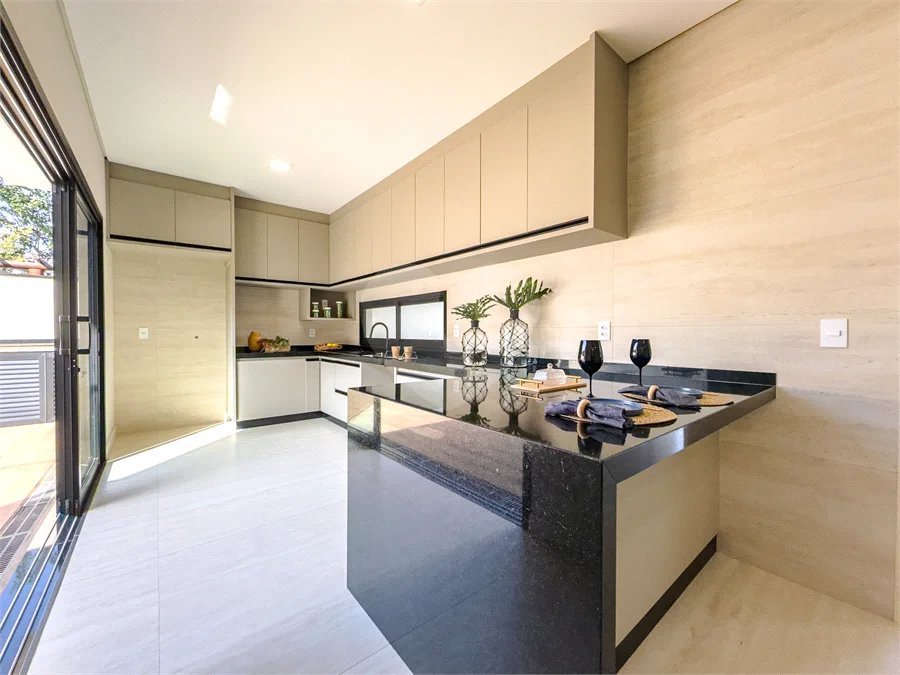 Indaiatuba - Condomínio Milano - Sobrado - 350 m² de terreno - 240 m² de área construída - 4 vagas de garagem, sendo 2 cobertas - Salas de estar e jantar integradas - 3 suítes com closet e varanda no pavimento superior - Escritório no térreo - Espaço gourmet com churrasqueira - Banheiro externo