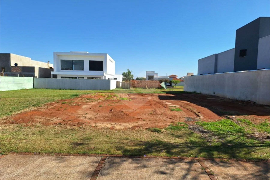 Terreno no Cyrela, plano e próximo do clube.